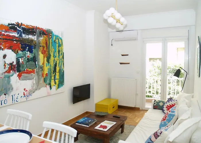 A Refreshed & Rich In Details Apartment In Piraeus